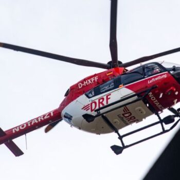 Ein Rettungshubschrauber brachte einen der Schwerverletzten ins Krankenhaus. (Symbolbild) Foto: Stefan Sauer/dpa