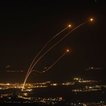 Aus dem Libanon wurden wieder Raketen auf Israel abgefeuert - diesmal auf das Zentrum des Landes. (Symbolbild) Foto: Leo Correa/