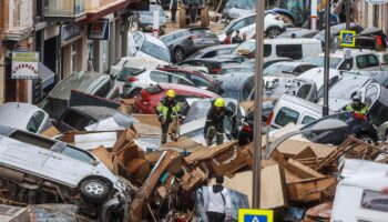 Unwetterkatastrophe in Spanien: Fluten stapeln Autos aufeinander: "Es ist ein Albtraum"