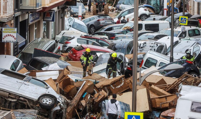 Unwetterkatastrophe in Spanien: Fluten stapeln Autos aufeinander: "Es ist ein Albtraum"