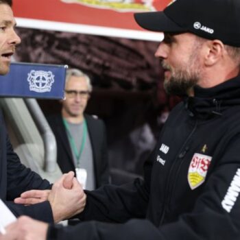 Xabi Alonso und Sebastian Hoeneß waren sich in ihrer Spielanalyse weitgehend einig. Foto: Rolf Vennenbernd/dpa