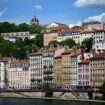 Une photographie de la passerelle Saint-Vincent de Lyon avec la Croix-Rousse et L'église Saint-Bruno lès Chartreux en arrière-plan.