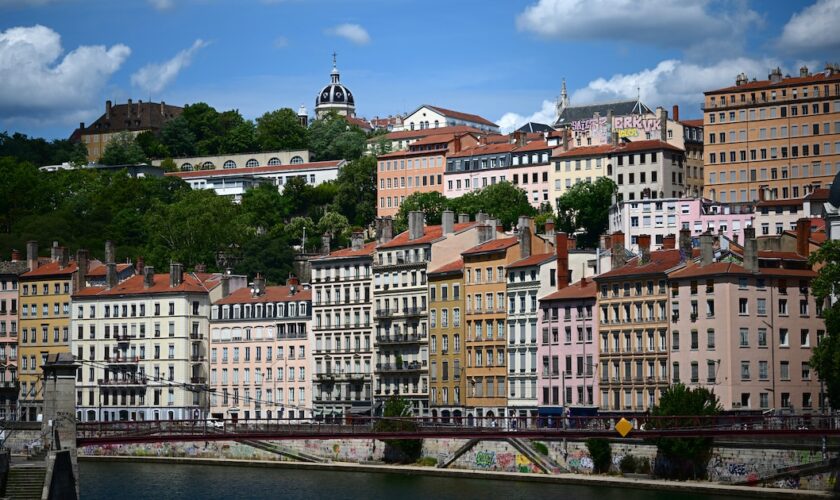 Une photographie de la passerelle Saint-Vincent de Lyon avec la Croix-Rousse et L'église Saint-Bruno lès Chartreux en arrière-plan.