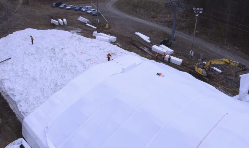 Le «snow farming», une solution miracle pour les stations de ski en manque de neige?