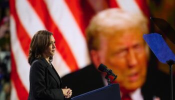 La vice-présidente américaine et candidate démocrate Kamala Harris, devant une vidéo montrant son adversaire Donald Trump, lors d'un meeting à Erié en Pennsylvanie, le 14 octobre 2024