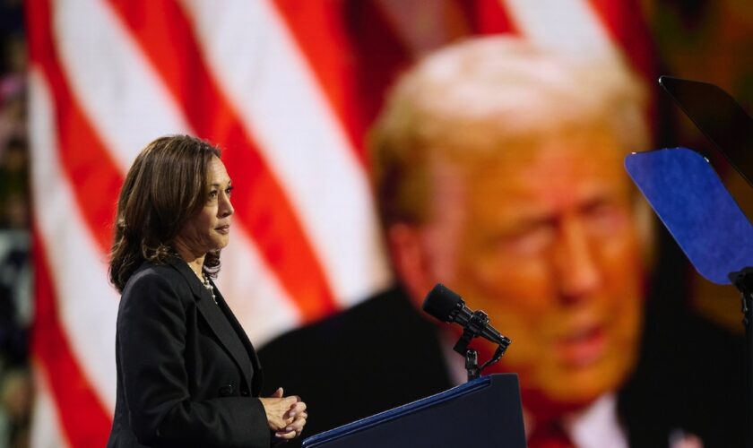 La vice-présidente américaine et candidate démocrate Kamala Harris, devant une vidéo montrant son adversaire Donald Trump, lors d'un meeting à Erié en Pennsylvanie, le 14 octobre 2024