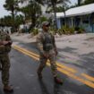 Zwei Männer der Nationalgarde patrouillieren nach Hurrikan Helene in Florida, USA