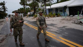 Zwei Männer der Nationalgarde patrouillieren nach Hurrikan Helene in Florida, USA