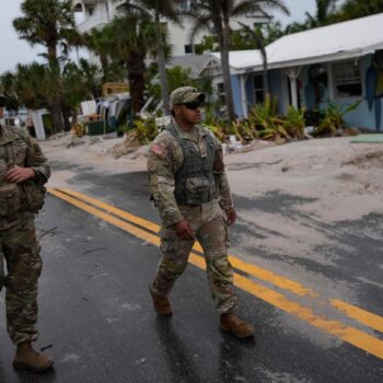 Zwei Männer der Nationalgarde patrouillieren nach Hurrikan Helene in Florida, USA