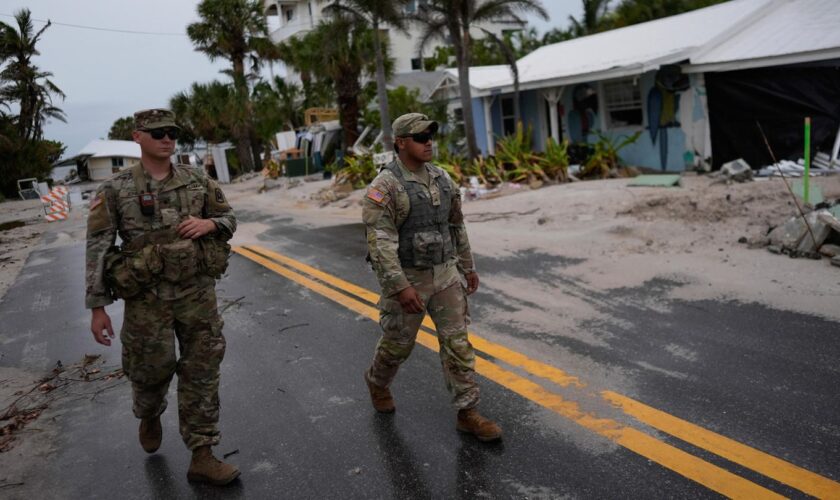 Zwei Männer der Nationalgarde patrouillieren nach Hurrikan Helene in Florida, USA