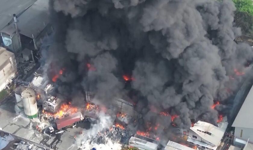 Gigantische Rauchsäule: Mehrere Tote nach Großbrand in Speiseölfabrik