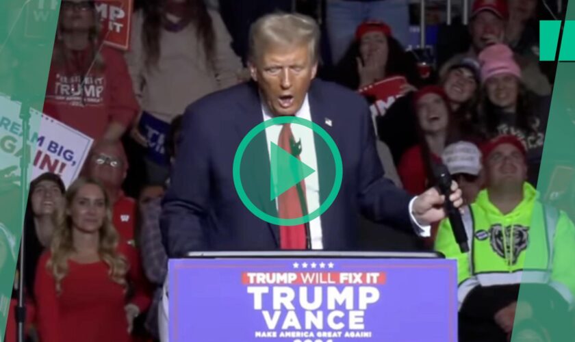 Donald Trump mime une fellation en plein meeting dans le Wisconsin en utilisant un micro mal positionné