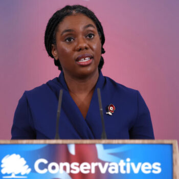 Kemi Badenoch, "anti-woke" et "anti-immigration", la nouvelle cheffe des Tories britanniques