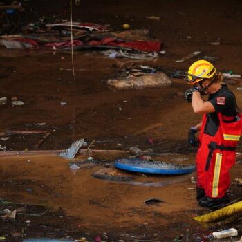 Inondations meurtrières en Espagne : Pedro Sánchez annonce des renforts pour “secourir” Valence