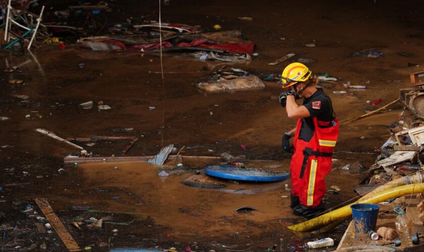 Inondations meurtrières en Espagne : Pedro Sánchez annonce des renforts pour “secourir” Valence