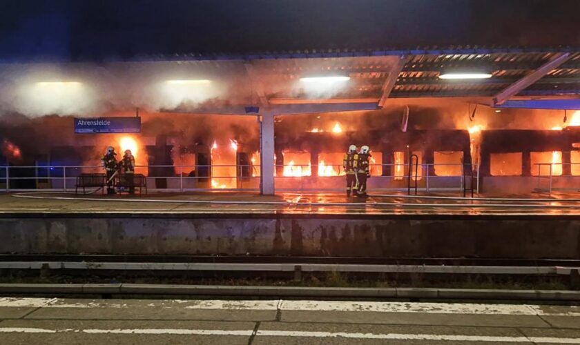 Zug steht an Berliner Bahnhof in Flammen