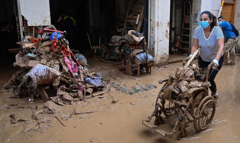 Inondations en Espagne : Pedro Sanchez annonce un nouveau bilan de 211 morts et l’envoi de renforts