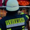 Feuerwehrleute löschen das Feuer. (Symbolbild) Foto: Rolf Vennenbernd/dpa