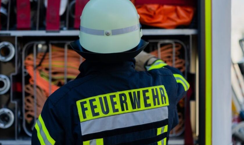 Feuerwehrleute löschen das Feuer. (Symbolbild) Foto: Rolf Vennenbernd/dpa