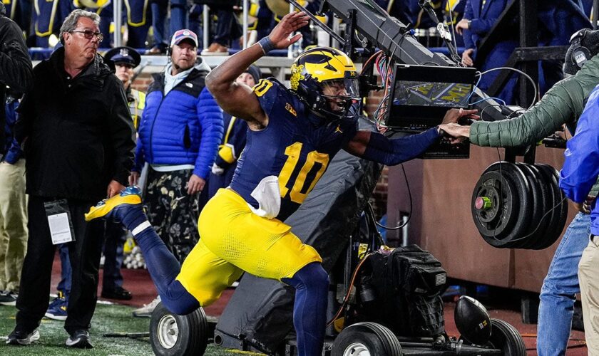 Michigan's trick play fails miserably; backup quarterback gets leveled by television camera