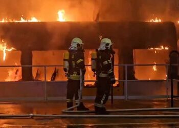 Berlin: Zug in Bahnhof Ahrensfelde geht in Flammen auf