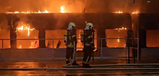 Berlin: Zug in Bahnhof Ahrensfelde geht in Flammen auf