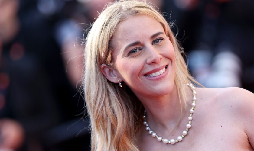 Sarah Saldmann participe sur le tapis rouge lors du 77e Festival annuel de Cannes au Palais des Festivals le 17 mai 2024 à Cannes, France.