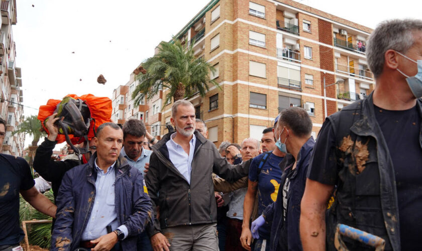 «Assassins !» : les dirigeants espagnols chahutés par la foule en colère après les inondations meurtrières en Espagne