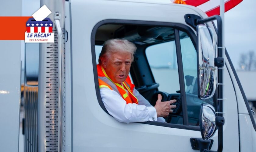 Donald Trump dans la cabine d'un camion-benne à ordures, le 30 octobre 2024 à Green Bay, dans le Wisconsin