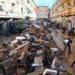 Des habitants empilent des débris dans une rue de Paiporta, après des inondations dévastatrices, le 1er novembre 2024 dans la région de Valence, en Espagne