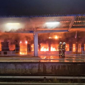 Regionalzug in Berliner Bahnhof komplett in Flammen