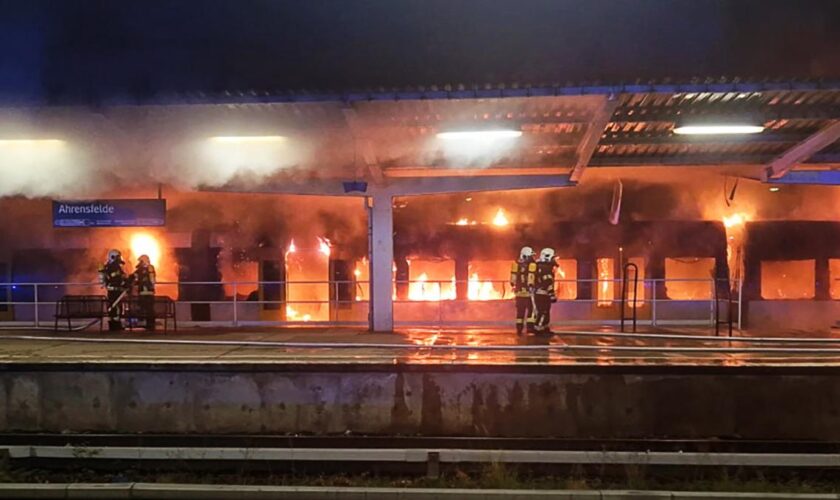 Regionalzug in Berliner Bahnhof komplett in Flammen