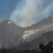 En Indonésie, les éruptions d’un volcan font des morts et recouvrent les villages de cendres