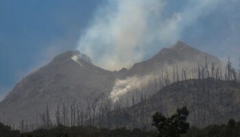 En Indonésie, les éruptions d’un volcan font des morts et recouvrent les villages de cendres