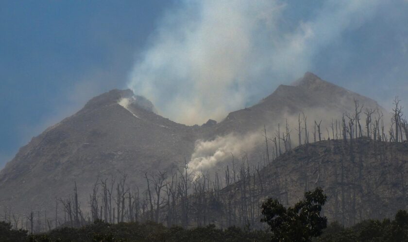 En Indonésie, les éruptions d’un volcan font des morts et recouvrent les villages de cendres