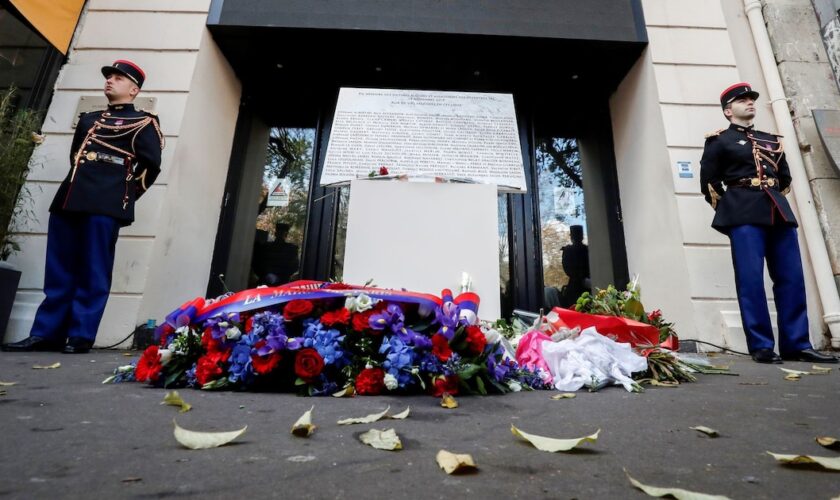 Cérémonie en hommage aux victimes des attentats du 13 novembre 2015, devant la Bataclan à Paris, le 13 novembre 2018