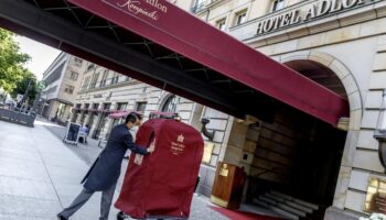 „Letzte Generation“ färbt Brunnenwasser im Hotel „Adlon“ gelb