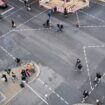 Direkt am Checkpoint Charlie dürfen Fußgänger die Straße nach sonst eher ungewöhnlichen Regeln überqueren. Foto: Christoph Soede