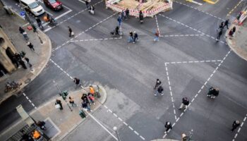 Direkt am Checkpoint Charlie dürfen Fußgänger die Straße nach sonst eher ungewöhnlichen Regeln überqueren. Foto: Christoph Soede