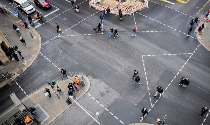 Direkt am Checkpoint Charlie dürfen Fußgänger die Straße nach sonst eher ungewöhnlichen Regeln überqueren. Foto: Christoph Soede