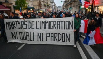 A Paris, l’extrême droite défile en criant son racisme