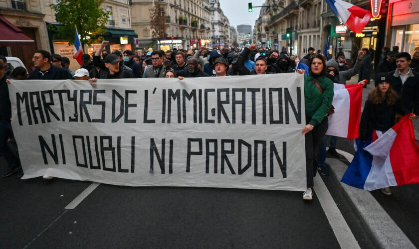 A Paris, l’extrême droite défile en criant son racisme