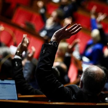 Les députés français votent en levant la main lors d'une séance de débat sur le projet de loi de finances 2025 à l'Assemblée nationale, à Paris, le 24 octobre 2024