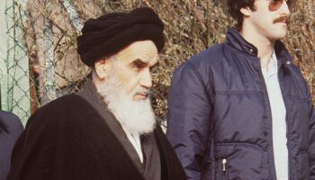 L'ayatollah Khomeiny en exil à Neauphle-le-Château sort de sa villa pour se rendre à la prière en janvier 1979 quelques jours avant son retour à Teheran.