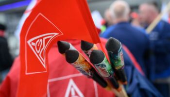 Die IG Metall ruft in Sachsen zu einem weiteren Warnstreik auf. (Archivbild) Foto: Hendrik Schmidt/dpa