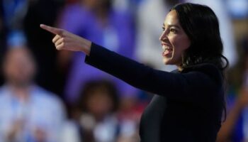 Alexandria Ocasio-Cortez beim Parteitag der Demokraten in Chicago. (Archivbild) Foto: Charles Rex Arbogast/AP/dpa