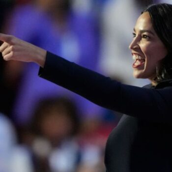 Alexandria Ocasio-Cortez beim Parteitag der Demokraten in Chicago. (Archivbild) Foto: Charles Rex Arbogast/AP/dpa