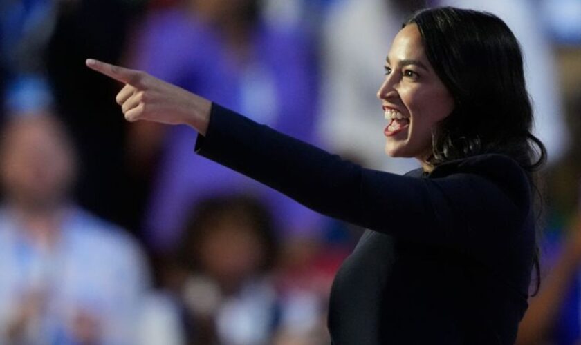 Alexandria Ocasio-Cortez beim Parteitag der Demokraten in Chicago. (Archivbild) Foto: Charles Rex Arbogast/AP/dpa