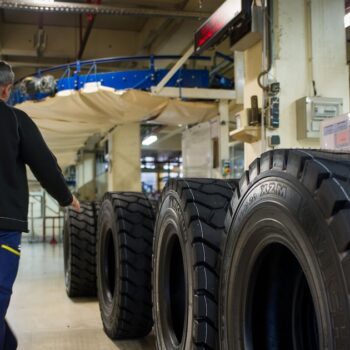 Des pneus entreposés dans une usine Michelin le 18 décembre 2014 à Joué-lès-Tours, en Indre-et-Loire