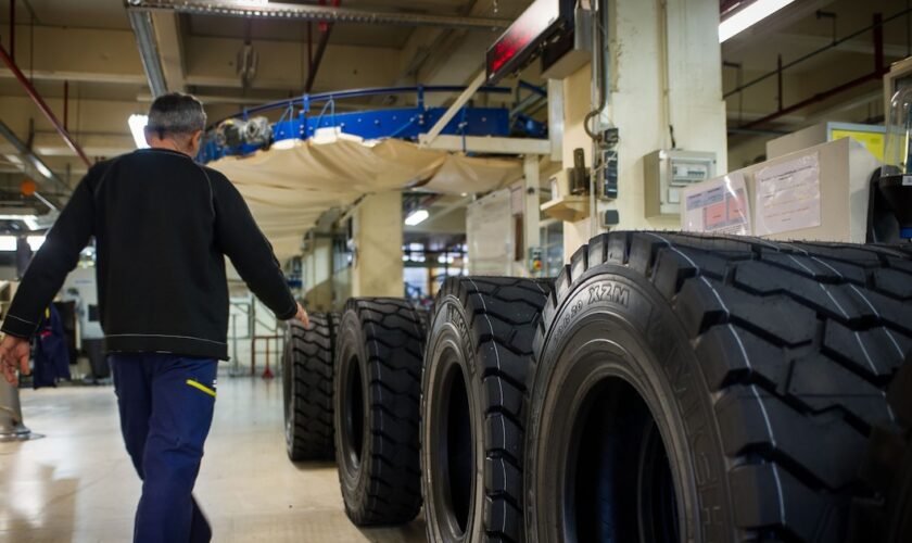 Des pneus entreposés dans une usine Michelin le 18 décembre 2014 à Joué-lès-Tours, en Indre-et-Loire